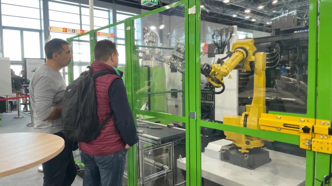 【K展專題】伊之密機器人自動化協(xié)作展出高效視覺引導(dǎo)對位