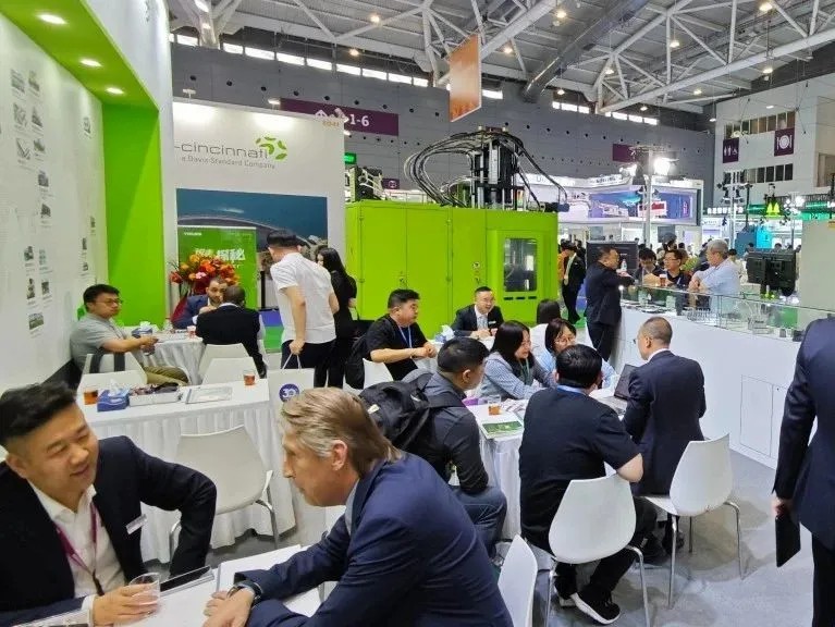 CHINAPLAS 2025開(kāi)幕|伊之密橡膠機(jī)：創(chuàng)新引擎，點(diǎn)亮橡塑科技